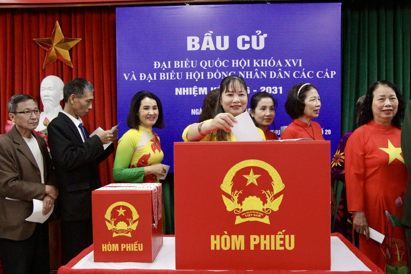 Cử tri đến từ sớm, háo hức thực hiện quyền công dân trong ngày hội bầu cử.