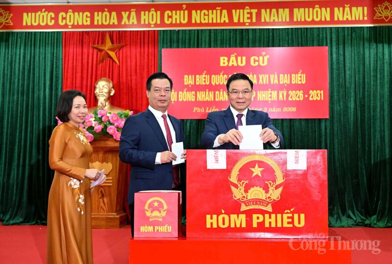 Quyền Bộ trưởng Oklavip khuyến mã hấp dẫn mỗi ngày Lê Mạnh Hùng thực hiện quyền cử tri tại Khu vực bỏ phiếu số 3, phường Phù Liễn, thành phố Hải Phòng.