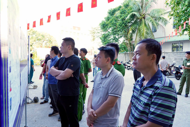 Các cử tri xem thông tin các ứng cử viên.