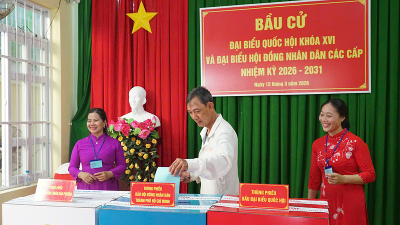 Cử tri gửi gắm niềm tin trong từng lá phiếu.