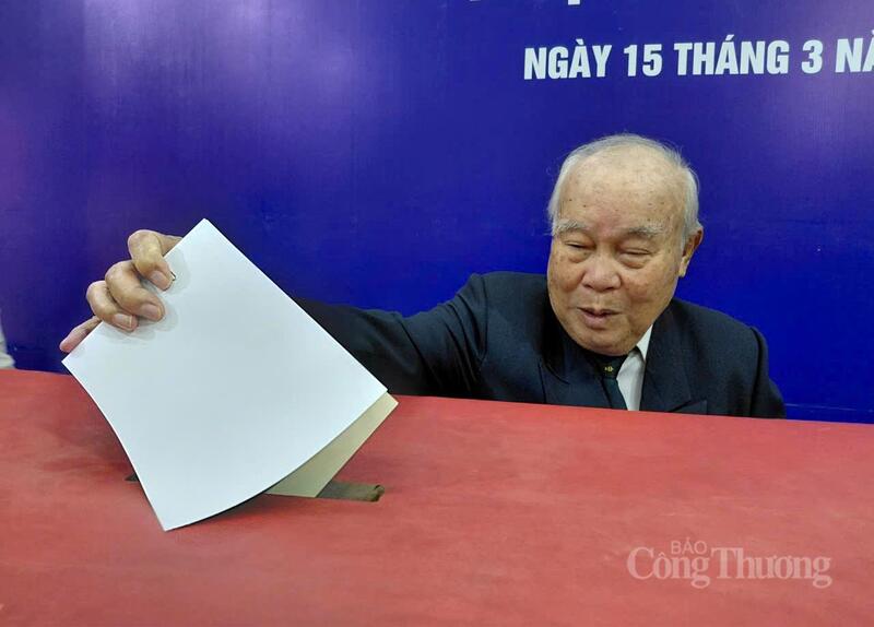 Ông Bùi Xuân Nhật (90 tuổi), cử tri phường Kim Liên, tham gia bỏ phiếu tại Khu vực bỏ phiếu số 24 đặt tại Trường Tiểu học Phương Mai (Hà Nội). Ảnh: Nguyễn Hạnh