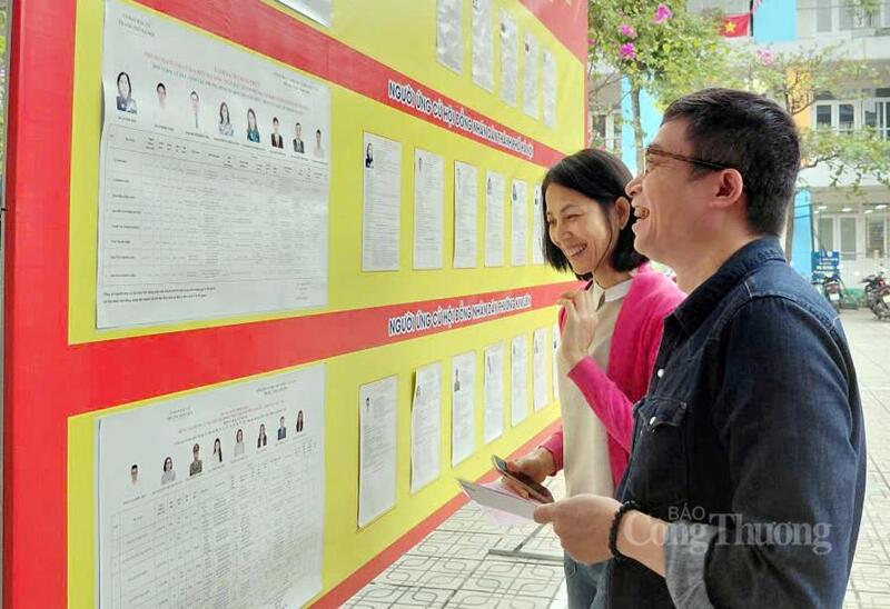Cử tri tham gia bỏ phiếu tại Khu vực bỏ phiếu số 24 Trường Tiểu học Phương Mai (Hà Nội). Ảnh: Nguyễn Hạnh