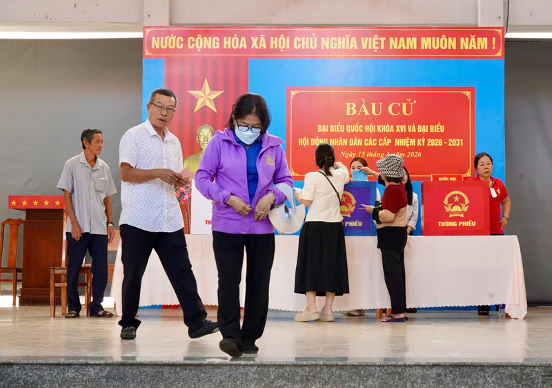 Cử tri bỏ phiếu tại Khu vực bỏ phiếu số 36 (phường Bà Rịa, TP. Hồ Chí Minh).