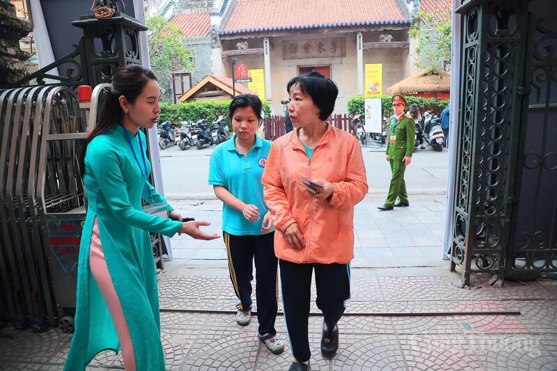 Các cử tri có mặt từ sớm để bỏ phiếu.