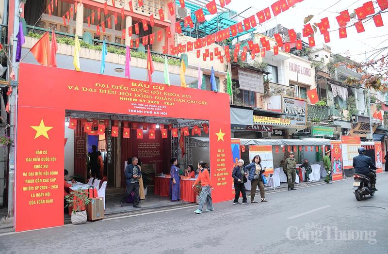 Khu vực bỏ phiếu sáng nay trở nên rực rỡ với cờ đỏ sao vàng, pano và băng rôn tuyên truyền.