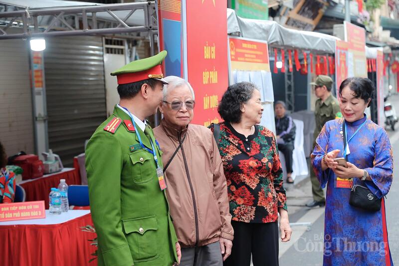Một cử tri cao tuổi chia sẻ rằng mỗi lần bước vào ngôi nhà này, ông lại nhớ đến những trang sử hào hùng của dân tộc.