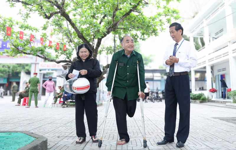 Một cựu chiến binh hào hứng đi tham gia bỏ phiếu. Ảnh: Tuệ Lâm