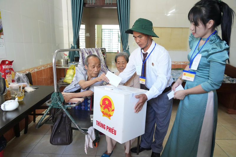 Các cử tri đang điều dưỡng tại Trung tâm điều dưỡng Thương binh và người có công Long Đất (xã Long Hải, TP. Hồ Chí Minh) tham gia bầu cử.