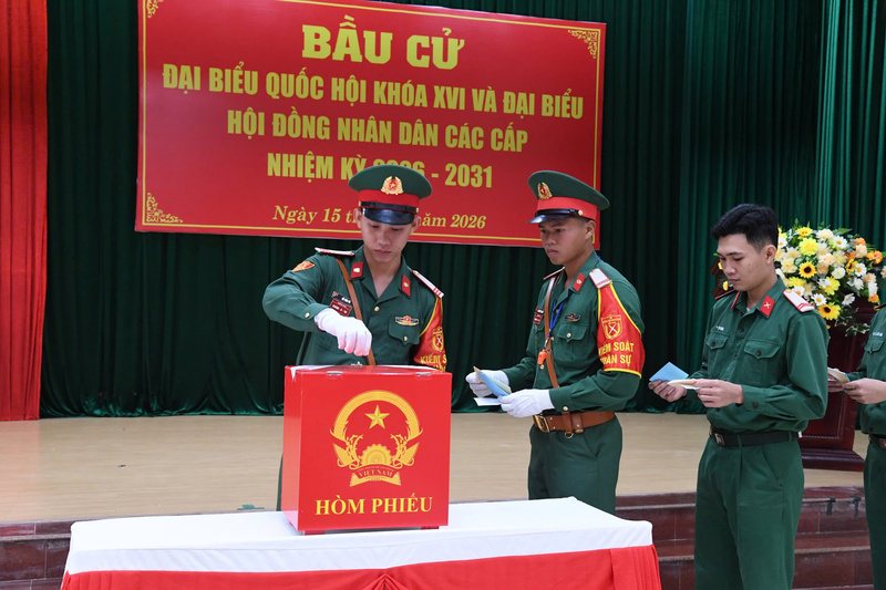 Bộ chỉ huy Quân sự tỉnh Quảng Ngãi tham gia bỏ phiếu tại Khu vực số 26, phường Cẩm Thành. Ảnh: Nguyễn Dương