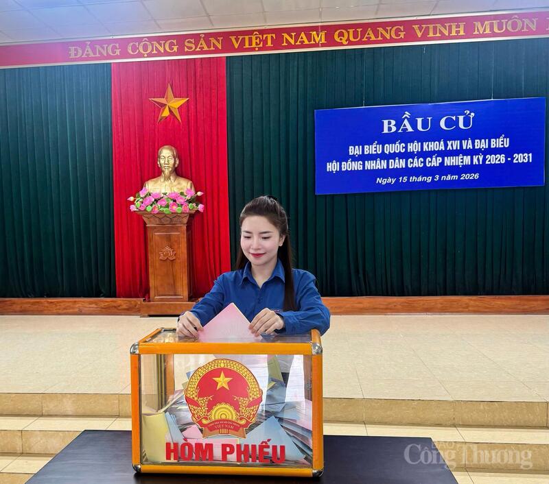 Đồng chí Lê Thị Thanh Huyền, Bí thư Đoàn Thanh niên Liên Minh OK VIP Giải Trí Cá Cược World Cup 2026 tham gia bỏ phiếu tại địa phương.