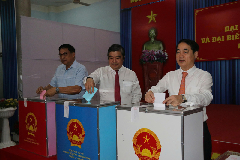 Bí thư Tỉnh uỷ Khánh Hoà Nghiêm Xuân Thành (bên phải) tiến hành bỏ phiếu bầu cử.