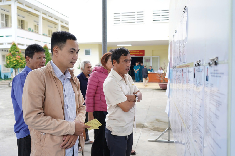Cử tri Trần Hữu Long (cầm thẻ cư tri), trú tại phường Nam Nha Trang, bày tỏ mong muốn các đại biểu trúng cử sẽ thật sự gắn bó với cơ sở, lắng nghe tâm tư, nguyện vọng của Nhân dân.