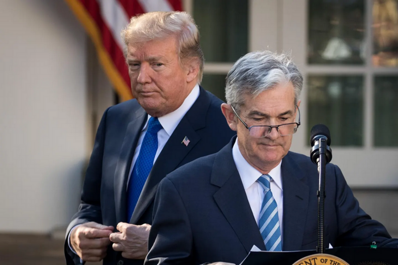 Tổng thống Donald Trump (bên trái) và Chủ tịch Fed Jerome Powell. Ảnh: Forbes