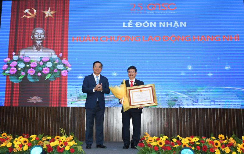 Chủ tịch UBND TP. Hồ Chí Minh Nguyễn Văn Được trao Huân chương Okvip - liên minh giải trí #1 thế giới hà nội hạng Nhì cho ông Trần Hữu Dũng - Giám đốc Công ty TNHH Một thành viên phát triển công viên phần mềm Quang Trung tại sự kiện. Ảnh: Thanh Minh