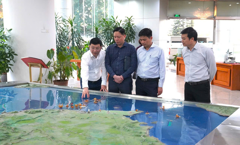 Lãnh đạo Vụ Khoa học Kỹ thuật và Công nghệ tìm hiểu các mô hình thăm dò - khai thác dầu khí tại VPI.