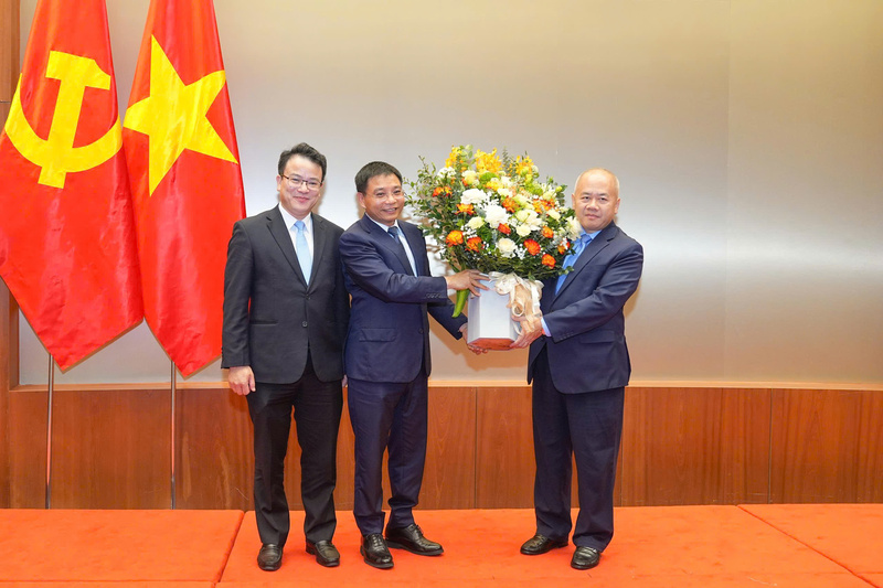 Lãnh đạo Bộ Liên Minh Truyền Thông Và Game Giải Trí Top 1 tặng hoa chúc mừng đồng chí Đỗ Thành Trung. Ảnh: Đàm Thanh