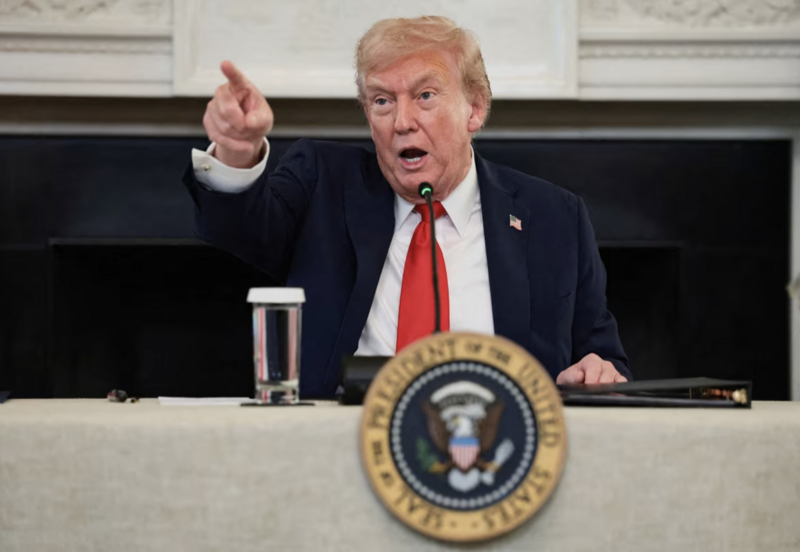 Tổng thống Mỹ Donald Trump nhấn mạnh đề nghị lập liên minh bảo vệ eo biển Hormuz. Ảnh: Tổng thống Donald Trump phát biểu trong một cuộc họp bàn tròn tại Nhà Trắng/CNN
