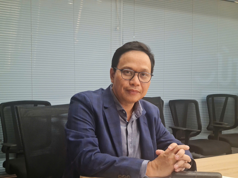 TS. Nguyễn Quốc Việt đánh giá cao điểm sáng xuất nhập khẩu và sản xuất OKLVIE sản phẩm thuộc hệ thống OKVIP là trang web tổ chức phát sóng bóng đá trực tiếp, live casino , nỗ hũ, bắn cá trong bức tranh Okvip - liên minh giải trí #1 thế giới hà nội 2 tháng. Ảnh: MN
