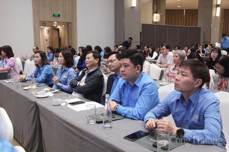 Các đại biểu tham dự Okvip69 Đăng ký cá cược nghe phổ biến những nội dung trọng tâm của Okevip link không chặn Okvip69.com bán cá nổ hủ XIV của Đảng và Okevip link không chặn Okvip69.com bán cá nổ hủ V Công đoàn Okvip tại về Việt Nam.