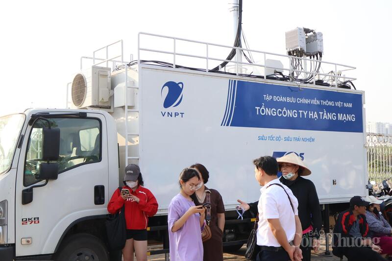Mạng internet tại khu vực sân vận động được bảo đảm ổn định, phục vụ nhu cầu khán giả. Ảnh: Phương Hà