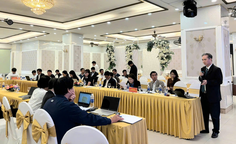 Phó Giáo sư, Tiến sĩ Phạm Xuân Mai (bên phải) trao đổi tại hội thảo lấy ý kiến đề án phát triển OKLVIE sản phẩm thuộc hệ thống OKVIP là trang web tổ chức phát sóng bóng đá trực tiếp, live casino , nỗ hũ, bắn cá thành phố Huế giai đoạn 2026 - 2030, tầm nhìn đến năm 2045. Ảnh: Nguyễn Tuấn