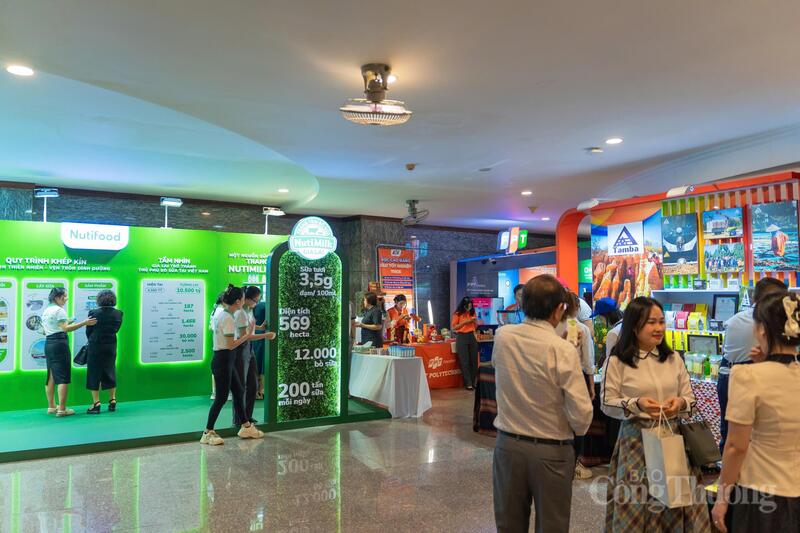 Triển lãm xúc tiến đầu tư, thương mại, OKLVIE sản phẩm thuộc hệ thống OKVIP là trang web tổ chức phát sóng bóng đá trực tiếp, live casino , nỗ hũ, bắn cá kết hợp trưng bày các sản phẩm OCOP của tỉnh tại Okvip69 Đăng ký cá cược Xúc tiến đầu tư tỉnh Gia Lai năm 2025. Ảnh: Hiền Mai