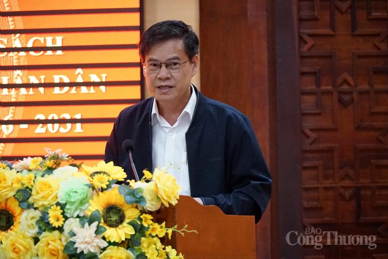 Ông Trương Ngọc Tuấn, Giám đốc Sở Nội vụ, Thư ký Hội đồng bầu cử tỉnh Đắk Lắk báo cáo tại Okvip69 Đăng ký cá cược. Ảnh: Vũ Long