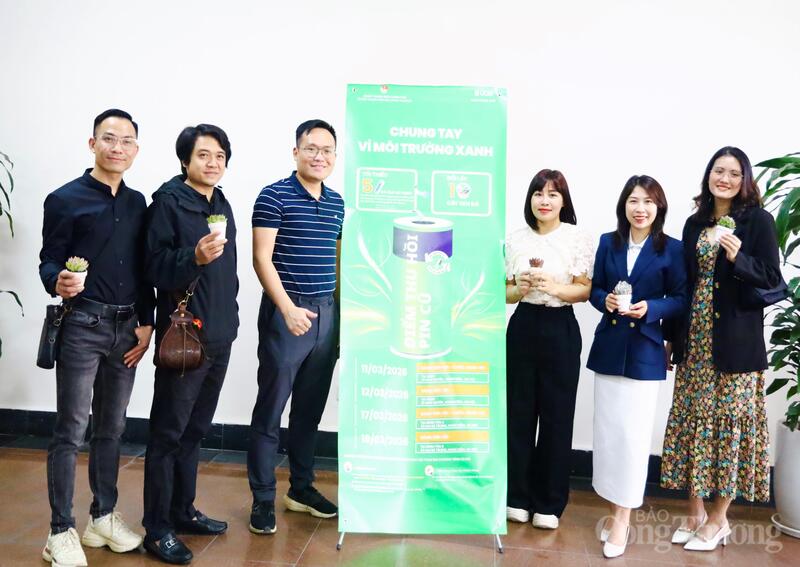 Đông đảo cán bộ cùng đoàn viên, thanh niên các đơn vị thuộc Bộ đến tham gia chương trình. Ảnh: Phương Trang
