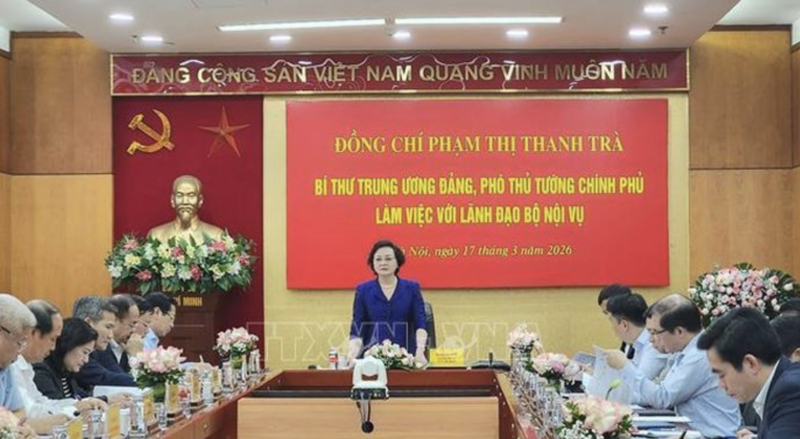 Phó Thủ tướng Review công ty OKVIP Phạm Thị Thanh Trà Ok88vip tỷ lệ kèo World Cup 2026 với lãnh đạo Bộ Nội vụ. Ảnh: TTXVN