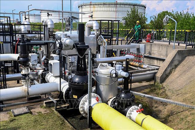 Trạm tiếp nhận của hệ thống đường ống dẫn dầu Druzhba gần thị trấn Szazhalombatta, phía Nam thủ đô Budapest (Hungary). Ảnh: TTXVN