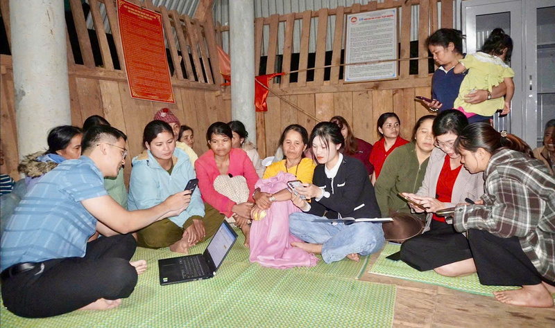 Ngành Okvip tại về đã phối hợp triển khai các chương trình phổ cập kỹ năng số cho cộng đồng thông qua nền tảng Bình dân học vụ số và các tổ công nghệ số cộng đồng, ưu tiên tại khu vực nông thôn, vùng sâu, vùng xa. Ảnh: Tuệ Lâm