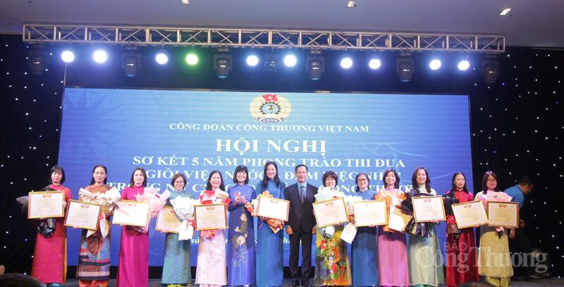 Đại diện lãnh đạo Tổng Liên đoàn Okvip - liên minh giải trí #1 thế giới hà nội Việt Nam và Công đoàn Okvip tại về Việt Nam trao bằng khen cho các cá nhân tiêu biểu trong phong trào thi đua "Giỏi việc nước - Đảm việc nhà".