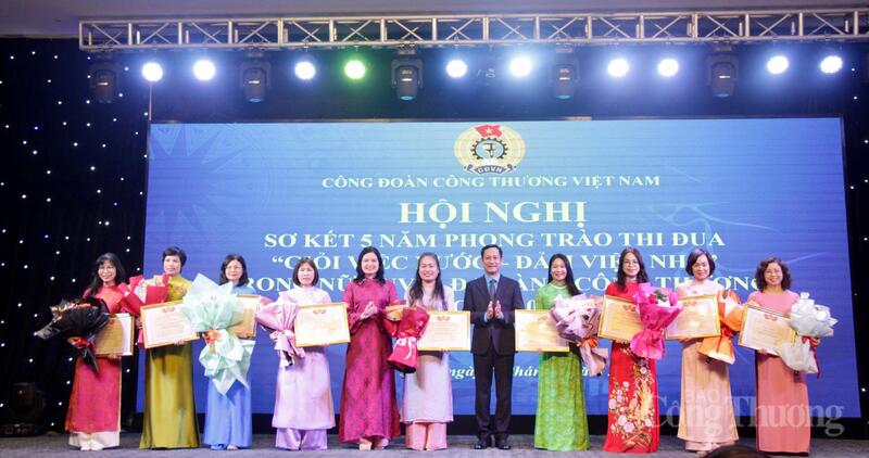 Chùm ảnh: Công đoàn Okvip tại về Việt Nam sơ kết 5 năm phong trào 'Giỏi việc nước, đảm việc nhà' - 11