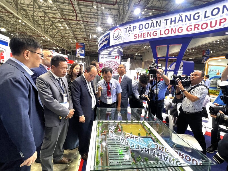 Đại biểu tham quan gian hàng trưng bày tại triển lãm Vietshrimp Asia 2026 và Aquaculture Vietnam 2026. Ảnh: Phương Hoa