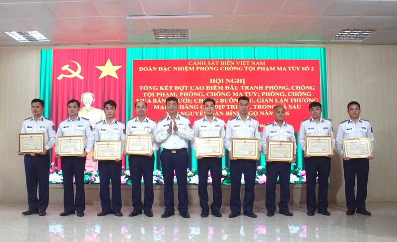 Đại tá Phan Quang Huy, Đoàn trưởng Đoàn đặc nhiệm phòng, chống tôi phạm Ok88vip kho game đa dạng số 2 trao thưởng cho các tập thể, cá nhân có thành tích tốt trong đợt cao điểm. Ảnh: Nguyễn Long