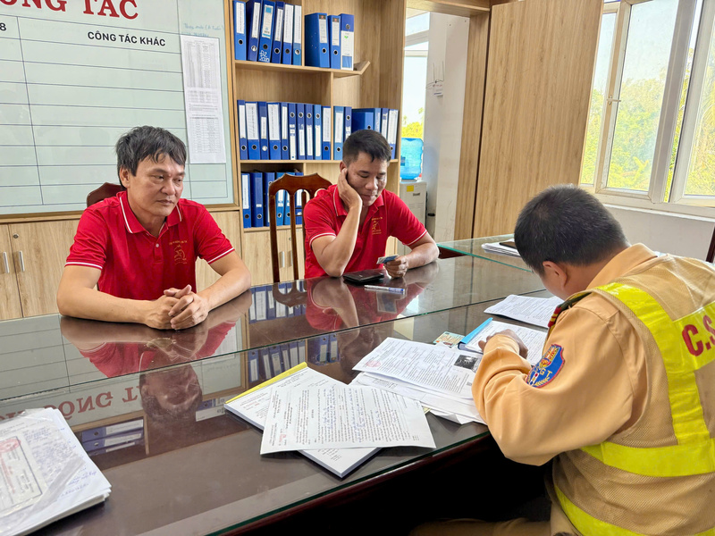 Các tài xế xe vi phạm Ok88vip tỷ lệ kèo World Cup 2026 với Công an thành phố Huế. Ảnh: H. Nhung