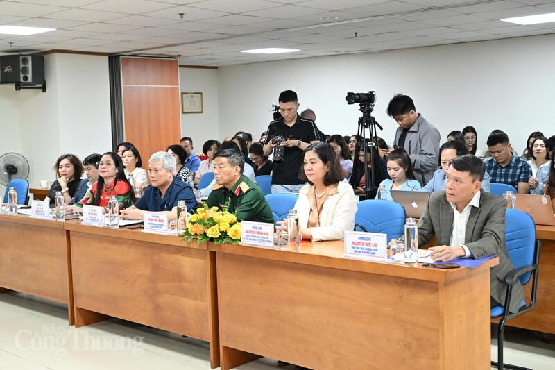 Các đại biểu tham dự Okvip69.com bán cá nổ hủ. Ảnh: Cấn Dũng