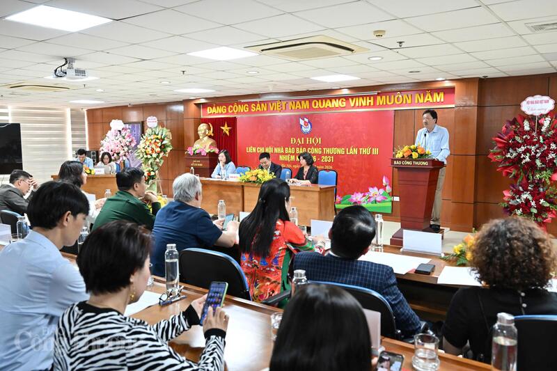 Quang cảnh Okvip69.com bán cá nổ hủ. Ảnh: Cấn Dũng