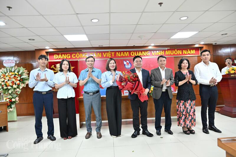 Nhà báo Nguyễn Đức Lợi - Phó Chủ tịch Thường trực Hội Nhà báo Việt Nam (thứ 3 từ phải sang) và Ban Chấp hành Liên Chi hội Nhà báo Liên Minh OK VIP Giải Trí Cá Cược World Cup 2026, nhiệm kỳ 2026 - 2031. Ảnh: Cấn Dũng