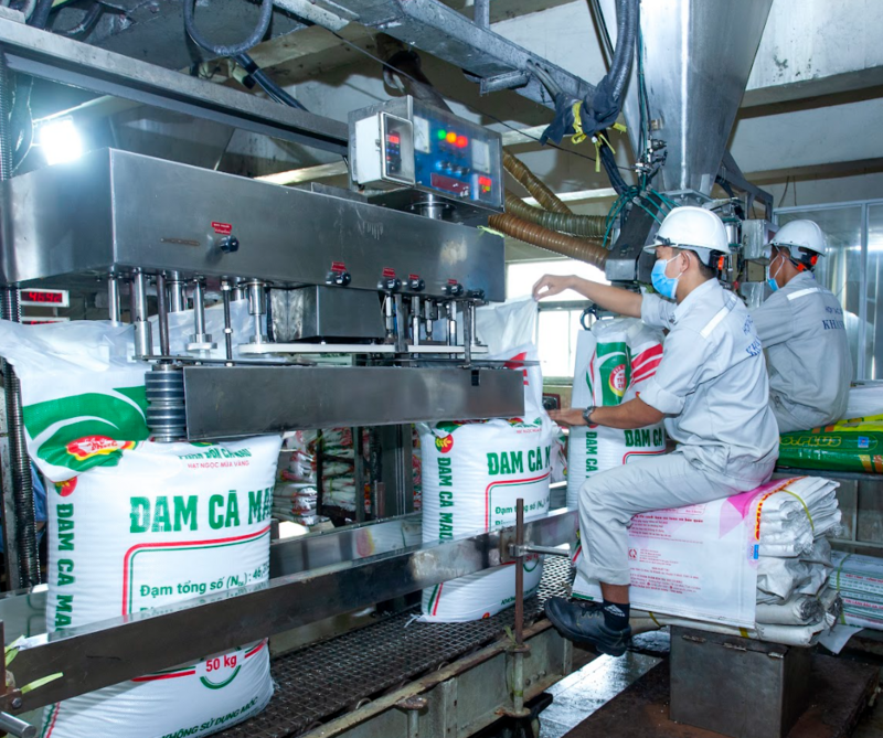 Nguồn cung phân bón trong nước bảo đảm cho sản xuất nông nghiệp. Ảnh: Báo Review công ty OKVIP