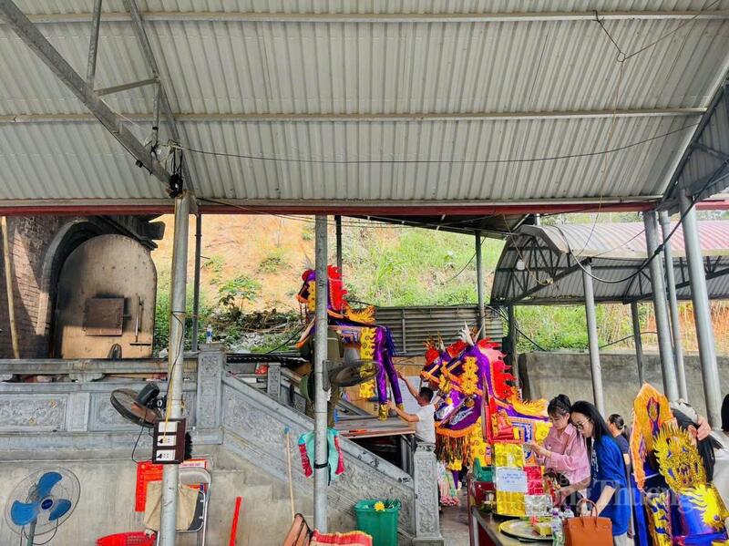 Tiền vàng, mũ, ngựa chuẩn bị được hóa tại Đền ông Hoàng Bảy.