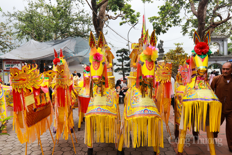 Ngựa bằng vàng mã tại đền Quan Hoàng Mười.