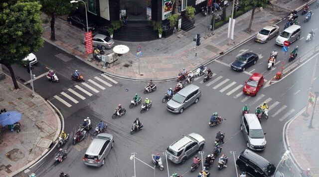 Người dân di chuyển trên đường trong điều kiện thời tiết nắng nhẹ, nhiệt độ ban ngày dao động khoảng 32 - 34°C. Ảnh: Vũ Phong.