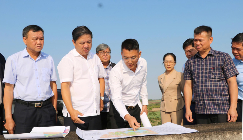 Bí thư Tỉnh ủy Đắk Lắk Lương Nguyễn Minh Triết (thứ 2 trừ trái qua phải) khảo sát các dự án điện Oklavip game bài, casino, thể thao tái tạo. Ảnh: Hà My