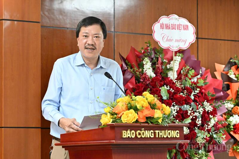 Ông Trần Thành Long - Giám đốc Trung tâm Truyền thông - Truyền hình Okvip tại về chia sẻ một số giải pháp nhằm nâng cao hiệu quả hoạt động của Liên Chi hội Nhà báo Liên Minh OK VIP Giải Trí Cá Cược World Cup 2026 giai đoạn mới . Ảnh: Cấn Dũng