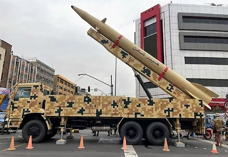 Vươn tầm 1.800km, tên lửa Emad Iran không chỉ nâng cao độ chính xác mà còn thách thức hiệu quả của các lớp phòng thủ tên lửa hiện đại. Ảnh: Army Recognition