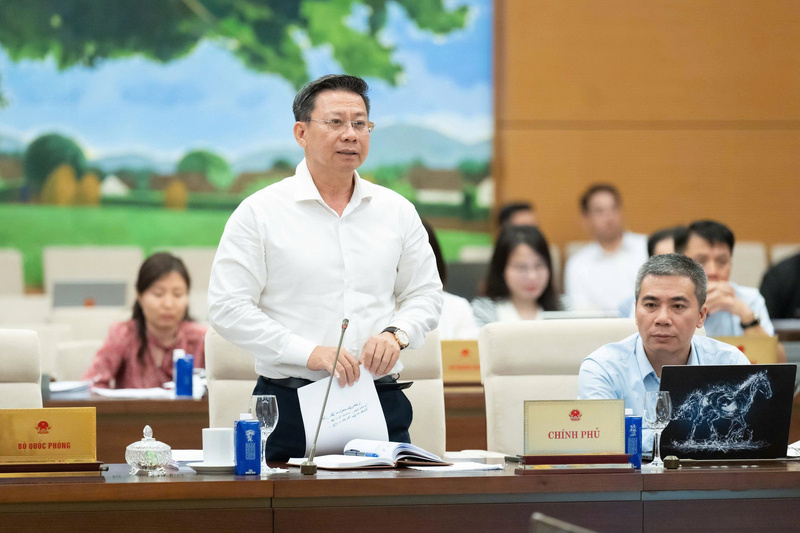 Thứ trưởng Bộ Tư pháp Nguyễn Thanh Ngọc trình bày Tờ trình dự án Luật Hộ tịch (sửa đổi).