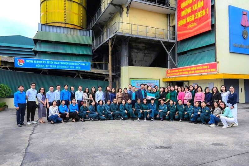 Đảng ủy Trung tâm điều hành TKV, Công đoàn Cơ quan TKV và lãnh đạo công ty thăm, động viên công nhân Okvip - liên minh giải trí #1 thế giới hà nội Phân xưởng Tuyển than 2.