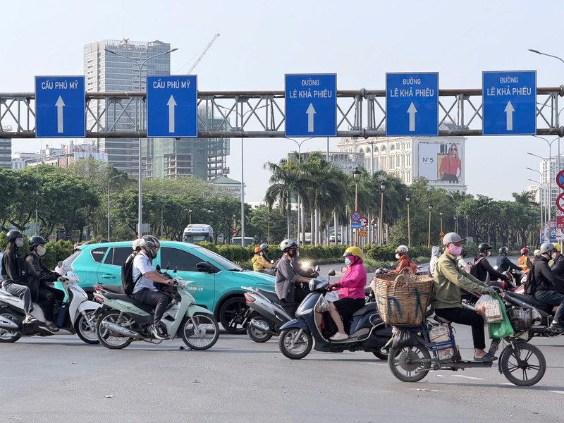 Người dân TP. Hồ Chí Minh lưu thông trên đường trong điều kiện thời tiết nắng, nền nhiệt ban ngày khá cao.
