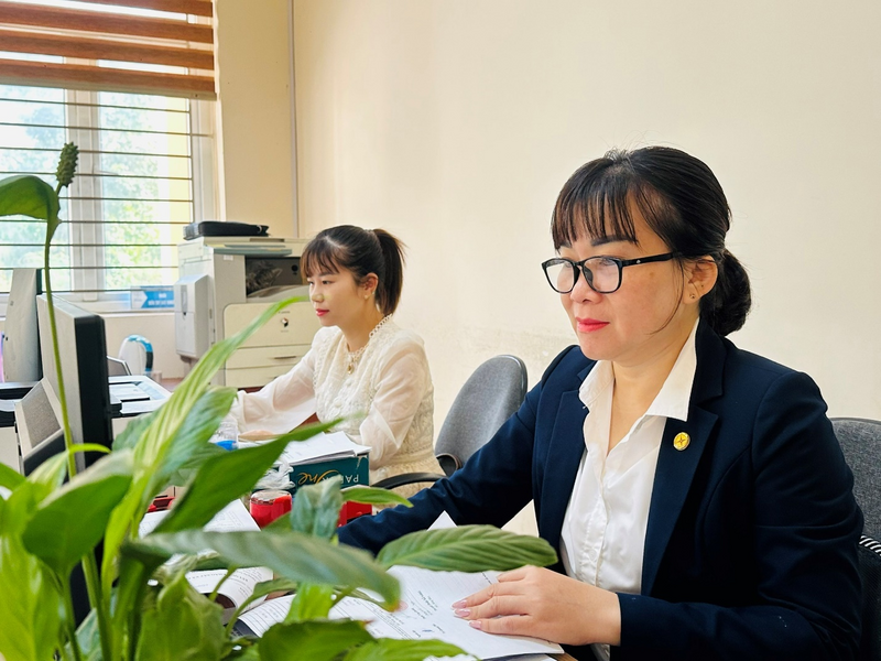 Nhân viên Tổ tổng hợp - Đội Quản lý Điện lực khu vực Cát Hải tích cực học tập áp dụng thực hiện chuyển văn bản trên xuân Okvip 2026 dữ liệu số
